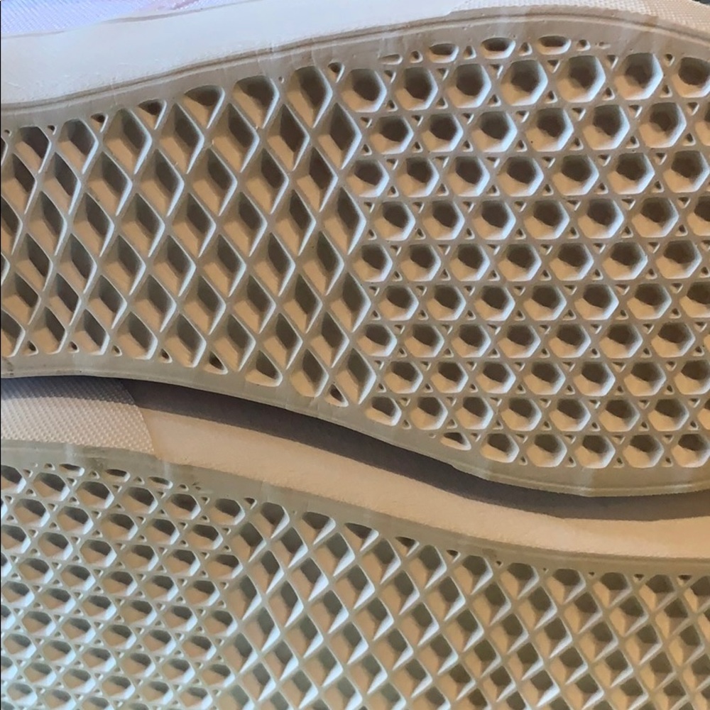 SHOES - Picture 3 of 4